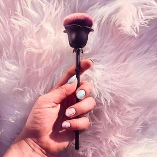 Cọ Wet N Wild Rebel Rose Brush.