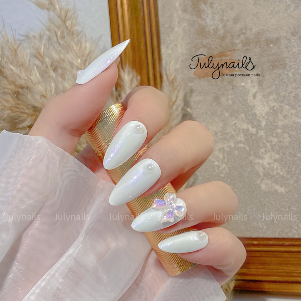 Nailbox thiết kế màu trắng ánh trai nơ thủy tinh đính ngọc đơn giản nb165 julynails.vn