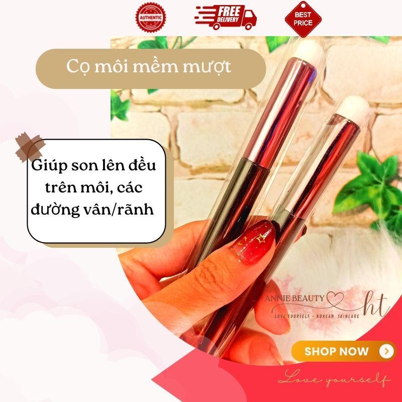 Cọ trang điểm đầu tròn, sợi mềm mịn thích hợp tán đều màu son và che khuyết điểm hiệu quả