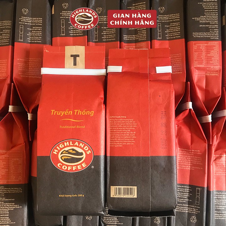 Hai gói cà phê rang xay Truyền Thống Highlands Coffee 200g, cafe pha phin Truyền thống: cà phê arabica + cà phê robusta | BigBuy360 - bigbuy360.vn