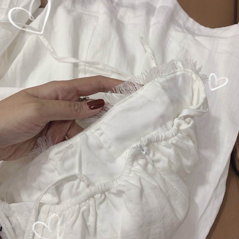 ĐẦM TRẮNG TƯA NGỰC NÚT BỌC THÊU CHỮ | BigBuy360 - bigbuy360.vn