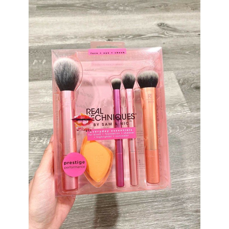 Bộ Cọ Real Techniques Everyday Essentials Brush Kit - 4 Cọ Kèm Mút