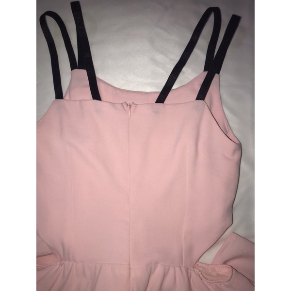 Váy khoét eo thiết kế