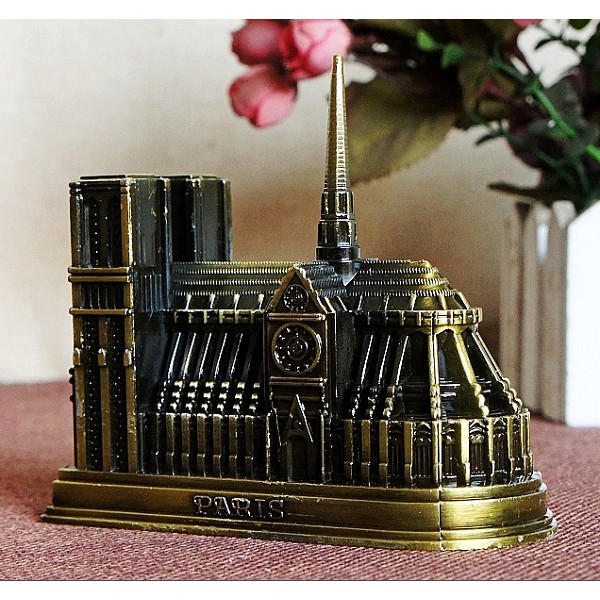 Mô hình Nhà Thờ Đức Bà, bằng hợp kim độc đáo