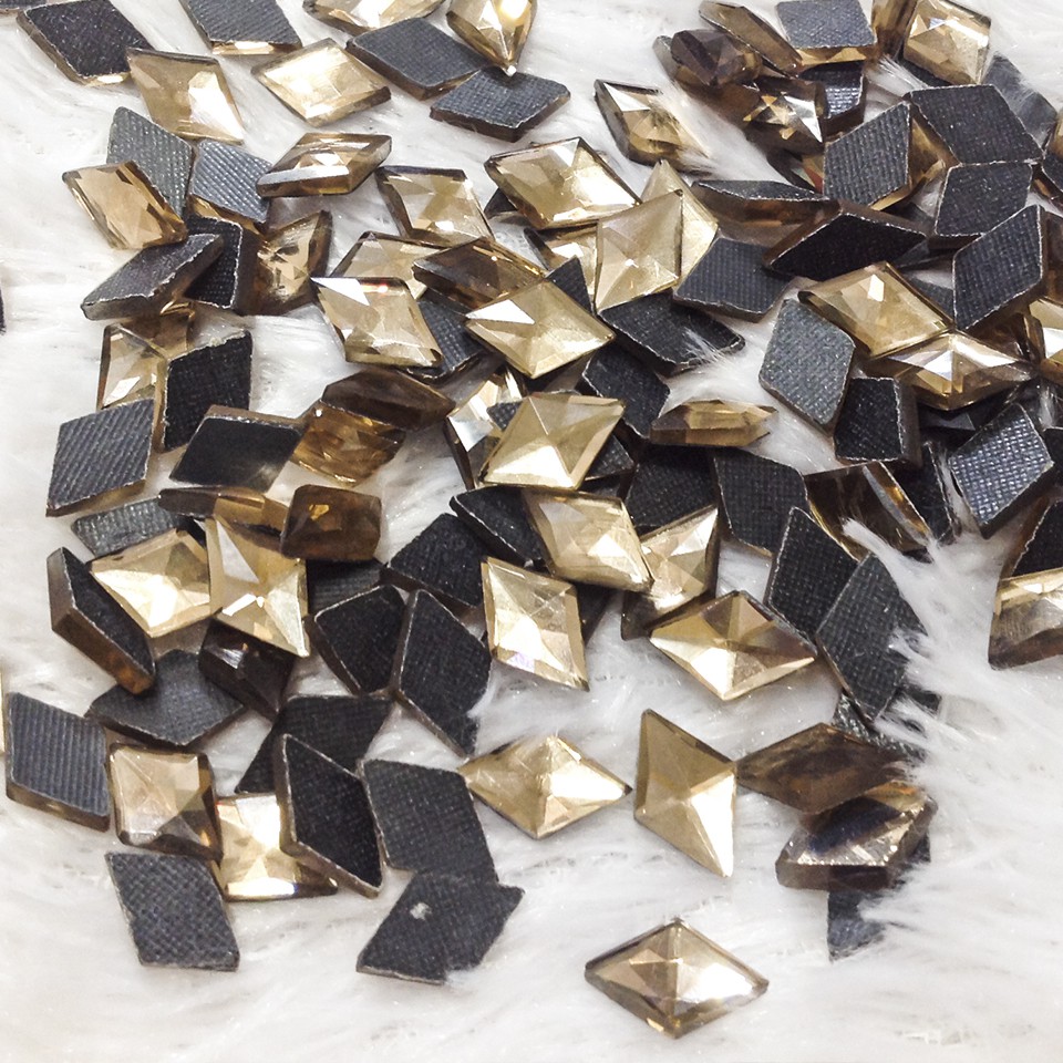 Hạt đá xoàn ủi áo hong kong hình thoi trang trí quần áo cá tính size 1.2cm