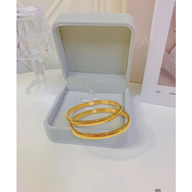 Vòng tay titan trơn khoá cài cam kết không đen không gỉ VT52