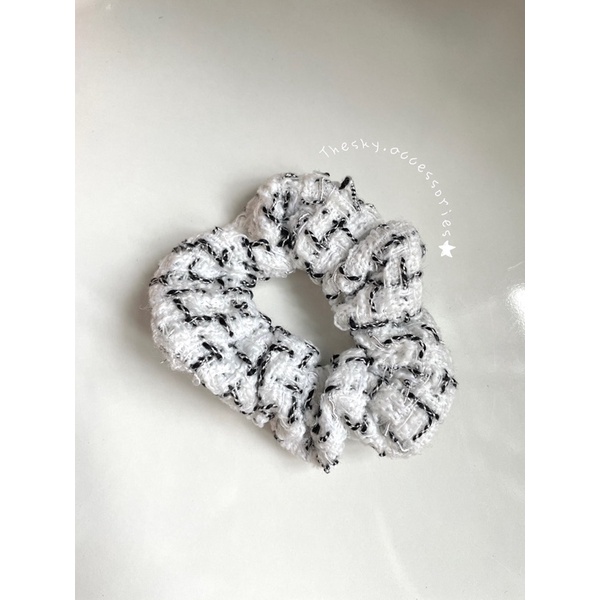 Scrunchies trắng vải tweed