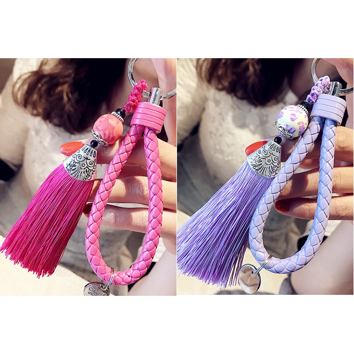 Móc khóa tua rua charm bạc.