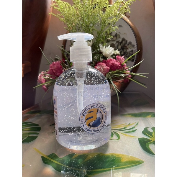 Gel khô rửa tay sát khuẩn nhanh khô , chai 500 mL có vòi xịt .