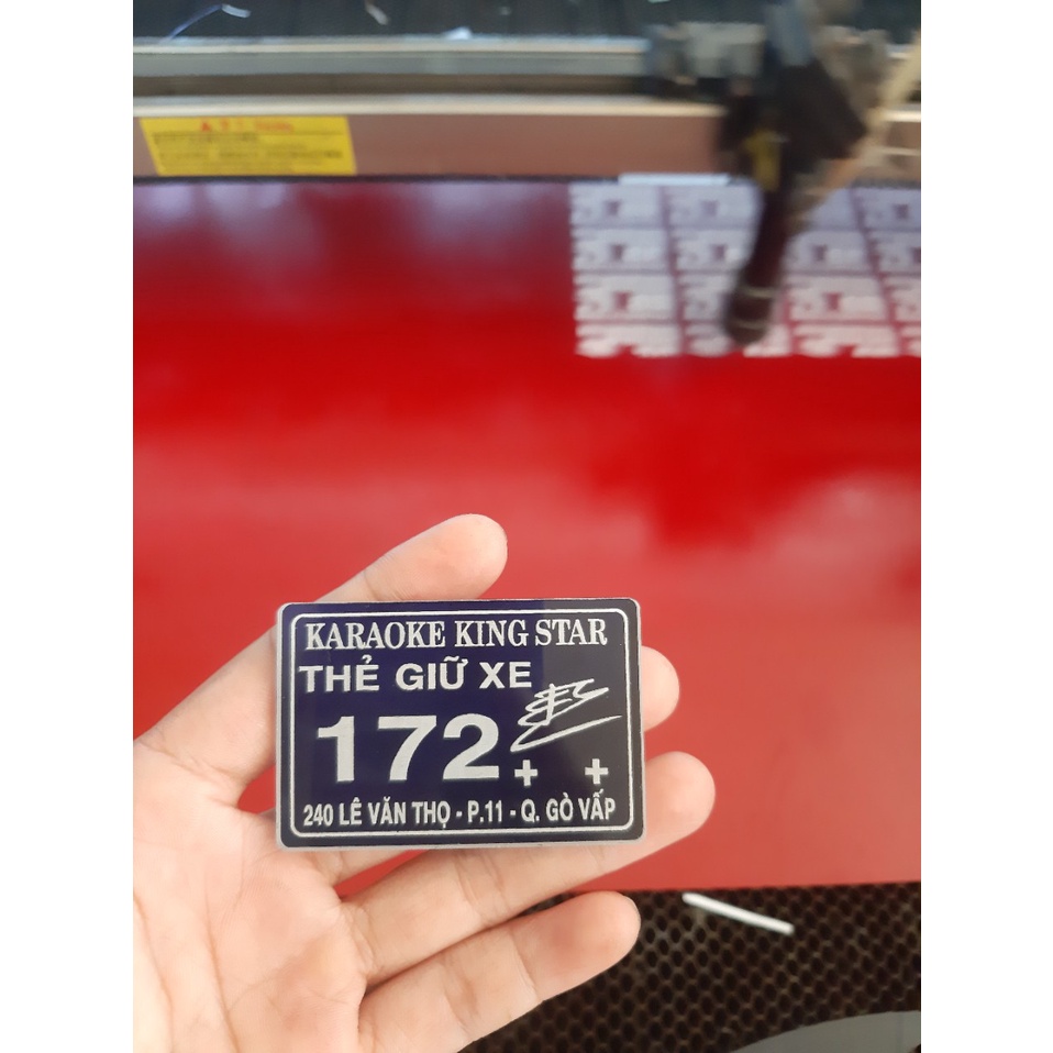 Thẻ giữ xe, thẻ mica, số phòng, số tủ, móc khóa...6x4cm khắc ăn mòn bằng laser trực tiếp lên mica, độ bền 10 năm.