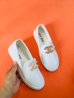 Giày slipon đen và trắng