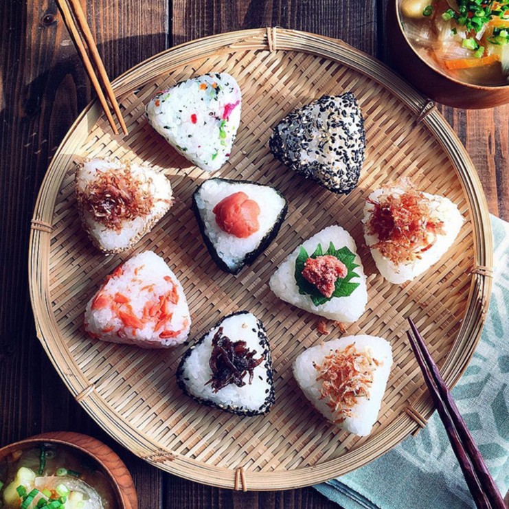 Khuôn ép cơm làm cơm nắm tam giác cho bé Onigiri