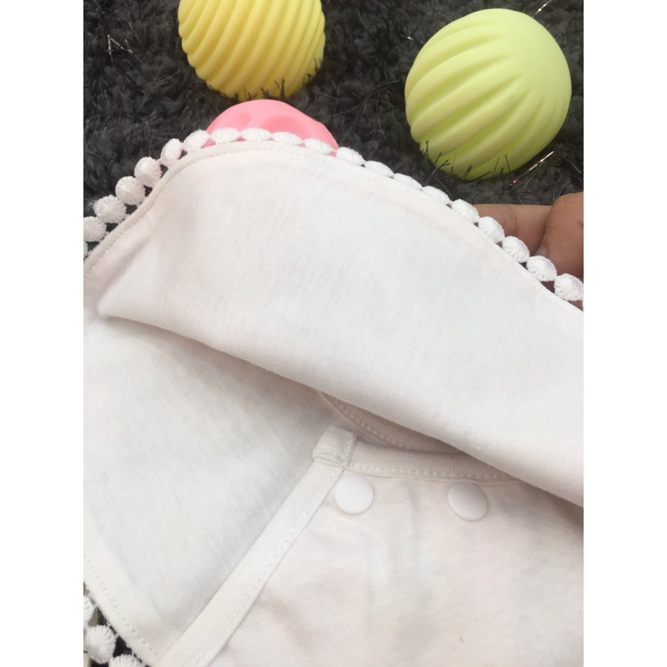 Yếm ăn nhún bèo hình bông (2 cái) 3901, chất liệu cotton 100% , thương hiệu Aiueo Nhật Bản.
