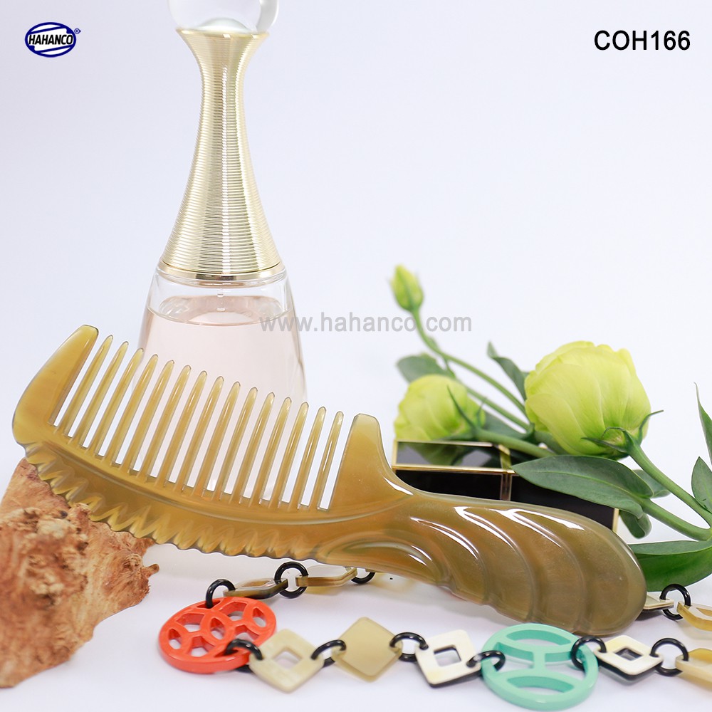 Lược sừng răng thưa xuất Nhật (Size: L - 18cm) Cho tất cả các loại tóc -COH166- Horn Comb of HAHANCO - Chăm sóc tóc