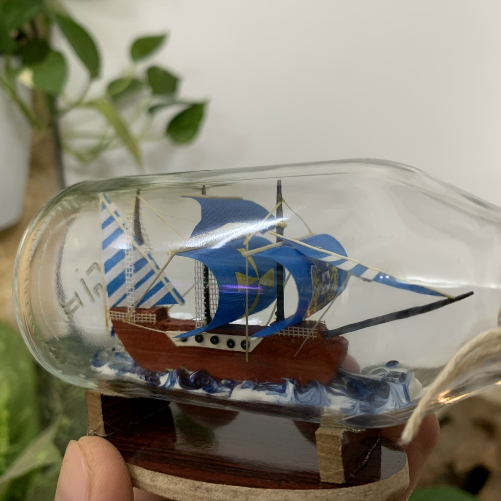 Mô hình thuyền gỗ trang trí trong chai thủy tinh - Buồm màu xanh - Dài 11cm