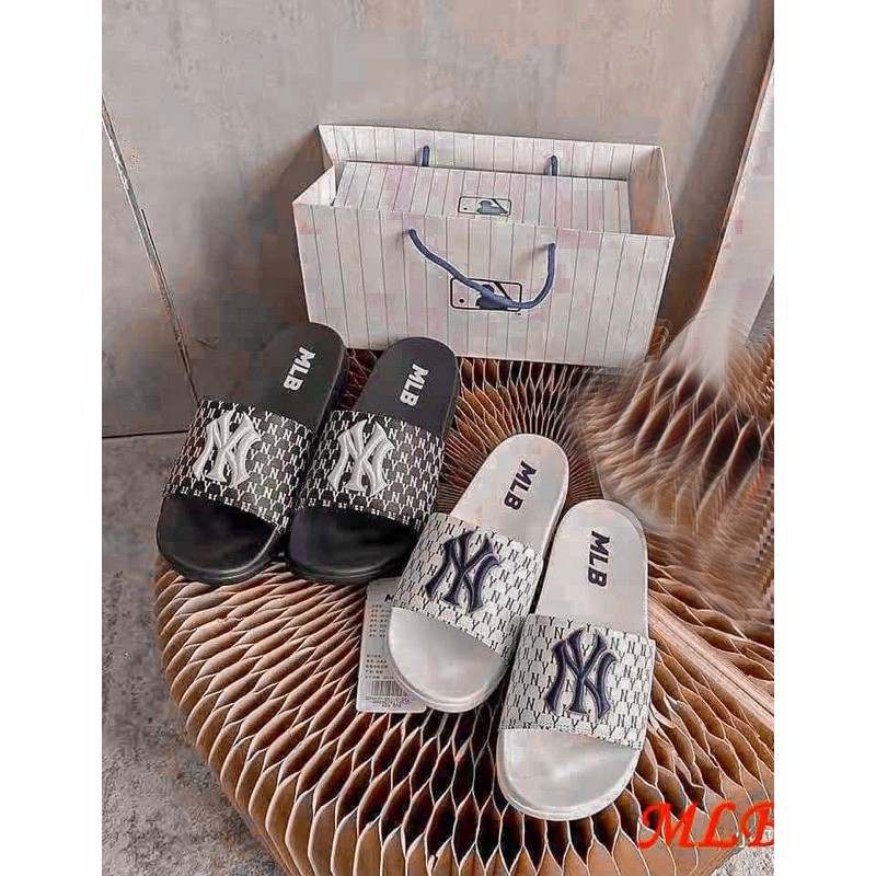 Dép Mickey ss2021 2 màu đen-trắng size nam-nữ hàng 1:1