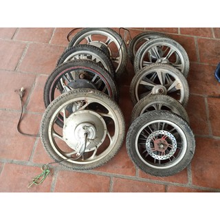 Bánh động cơ xe cỏ cũ đủ loại