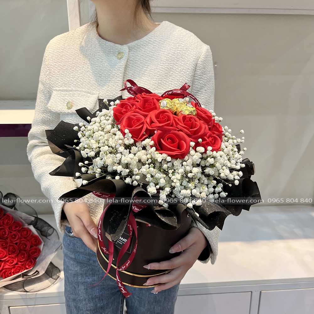 [Hoa Valentine] Hộp hoa sáp hồng đỏ + 3 socola Ferrero Rocher - HHS0056