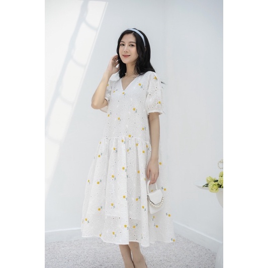 Đầm Ren Hoa Thêu Vải Boi Cổ Tim Dáng Suông Cực Kỳ Dễ Mặc