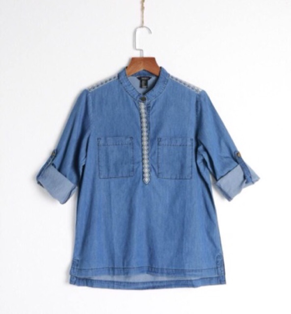 Áo sơmi cổ trụ dáng suông thêu hoạ tiết dư xịn