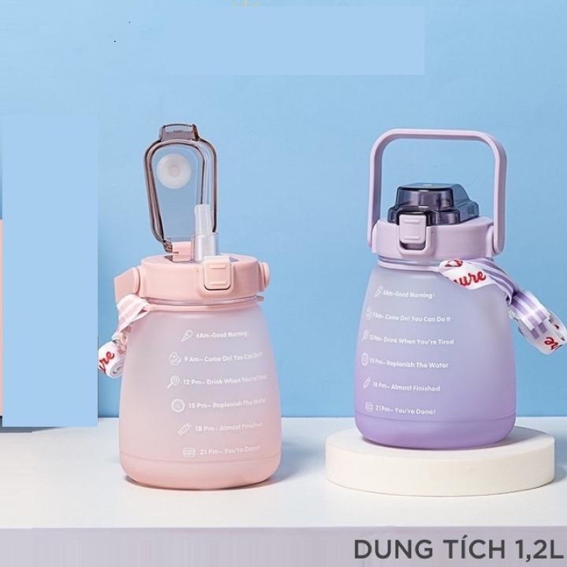 Bình Nước Lùn 1200ml Có Vạch Báo Giờ Uống Nước Kèm Dây Và Sticker