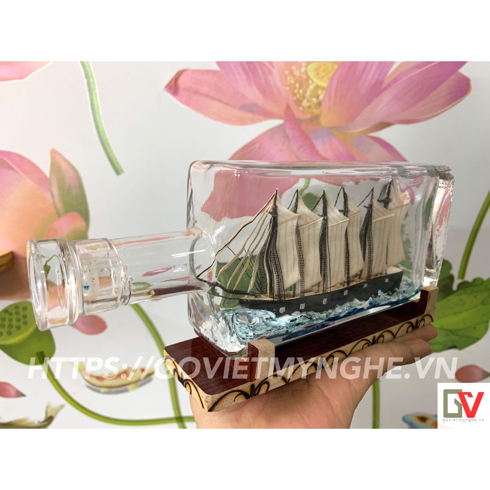 Mô hình thuyền gỗ trong chai thủy tinh kèm tiểu cảnh sóng biển - Dài 25cm