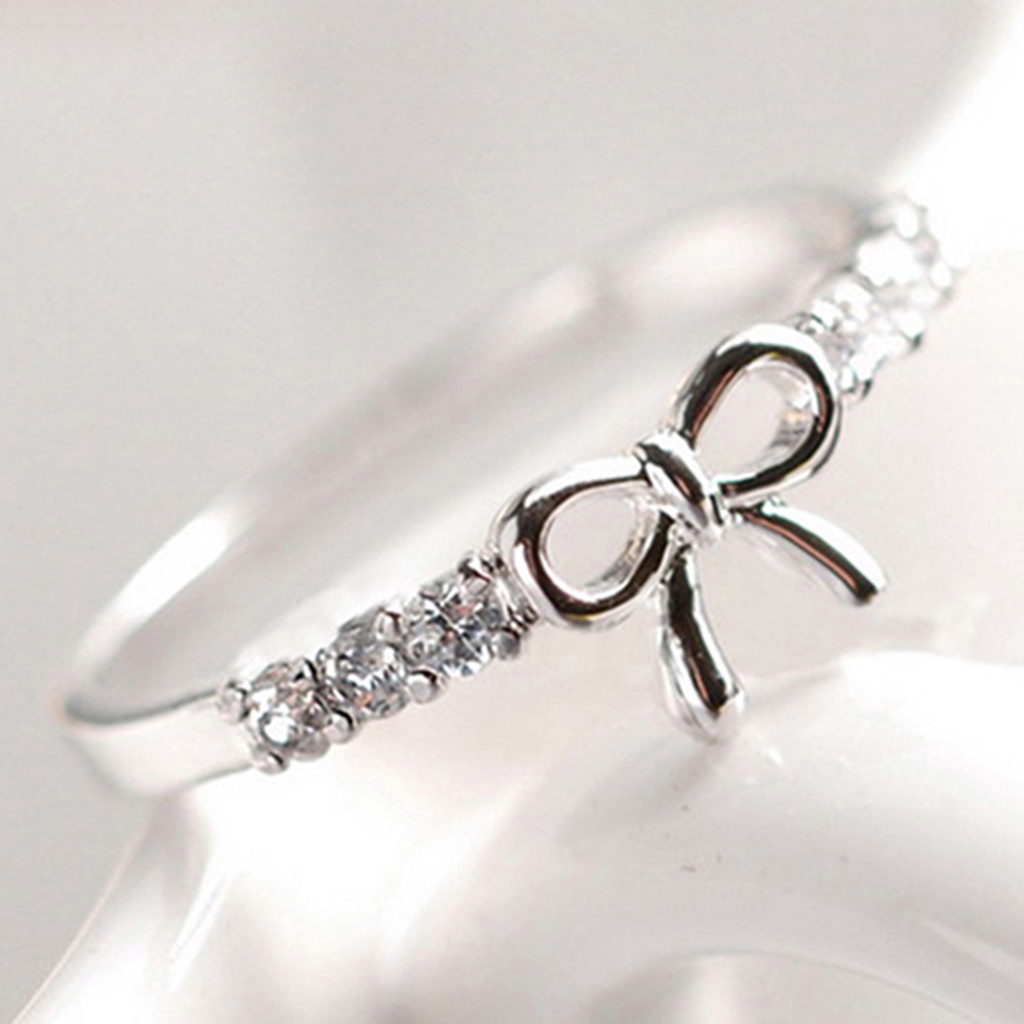 Nhẫn đính đá kim cương giả đơn giản tinh tế cho nữ