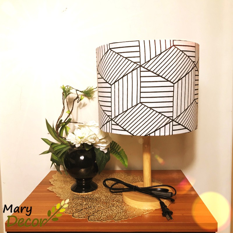 Đèn ngủ Mary Decor, đèn ngủ để bàn chân gỗ phong cách Nhật Bản, chao vải canvas hiện đại - TỨ GIÁC TRẮNG -DB-G10
