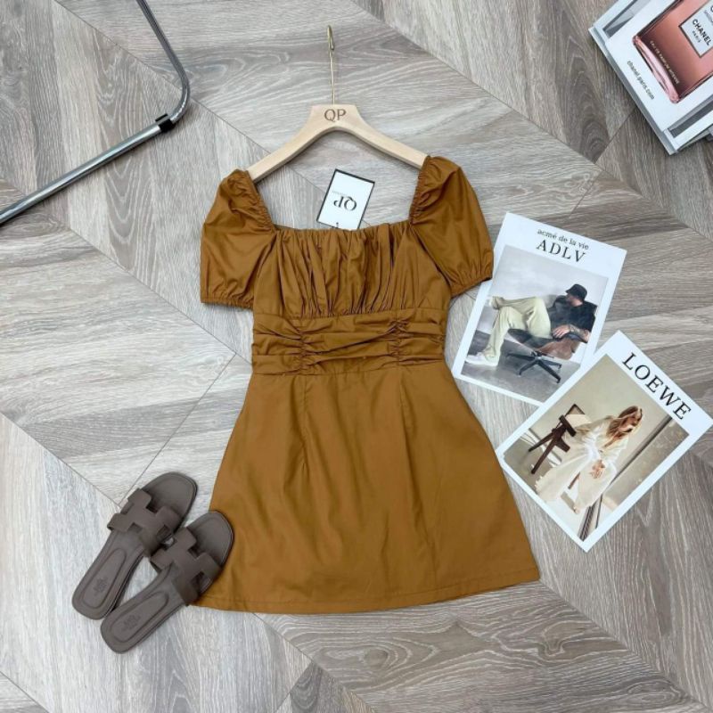 Váy cổ vuông dúm eo