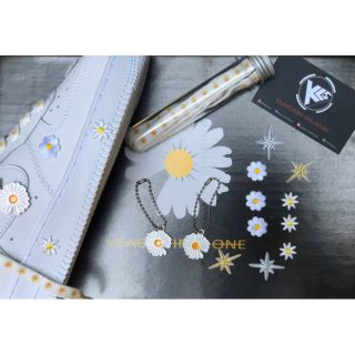 Phụ kiện hoa cúc trang trí giày sneakers