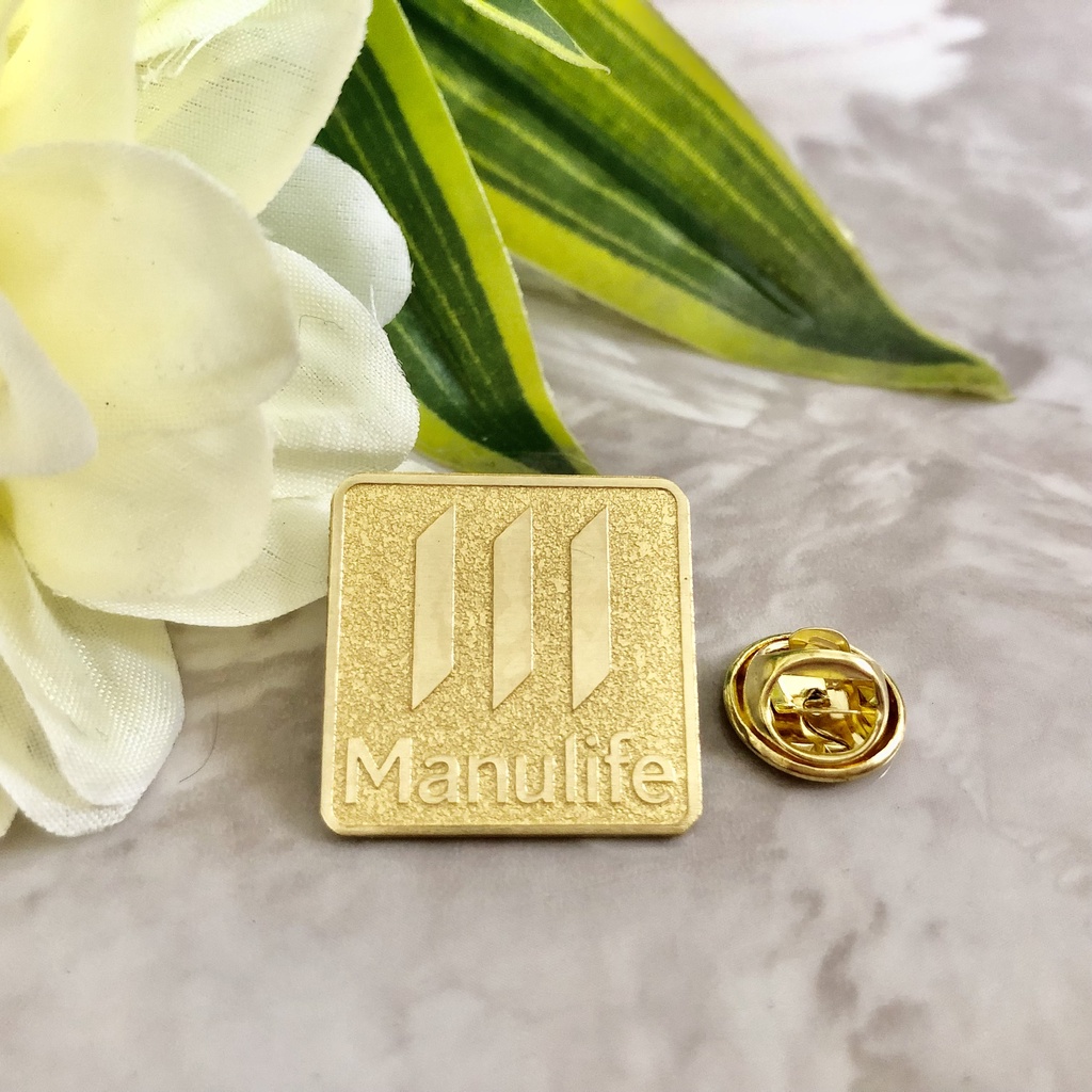 Huy hiệu cài áo logo Manulife bằng đồng cao cấp
