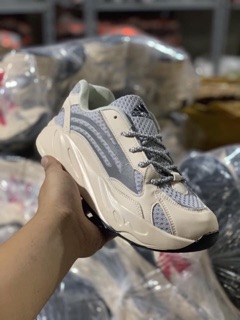 Giày thể thao Y 700