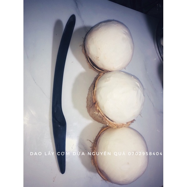 Dao lóc cơm dừa nguyên quả vẫn giữ được nước bên trong