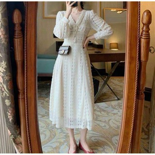 Váy ren trắng cổ V đinh cúc ngọc