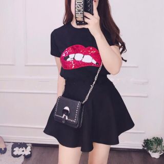 Áo thun môi kim sa