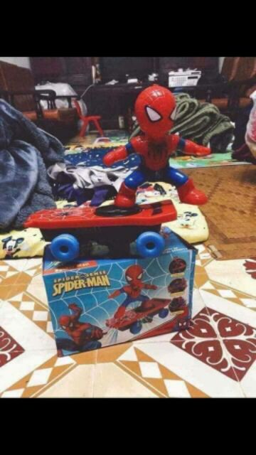 Siêu nhân lướt ván xoay 360 có nhạc có đèn cho bé