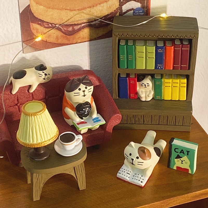 Mô hình mèo chủ đề tiệm sách