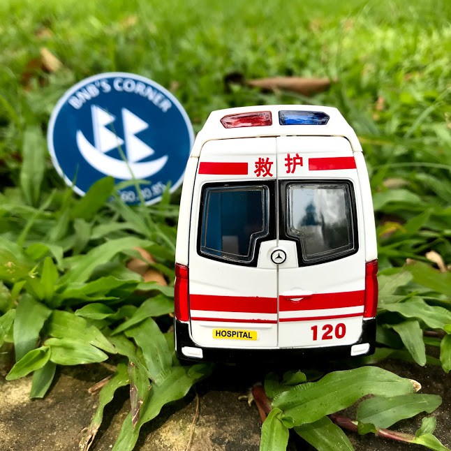 Xe cứu thương 1:32 bằng kim loại mở tất cả cửa có đèn và âm thanh