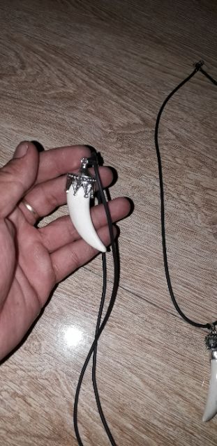 Dây chuyền da Pu mặt nanh rất đẹp