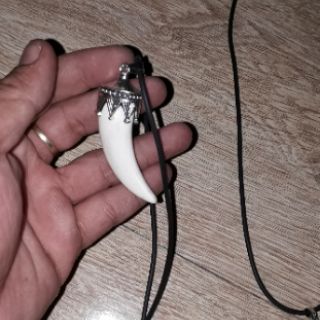 Dây chuyền da Pu mặt nanh rất đẹp