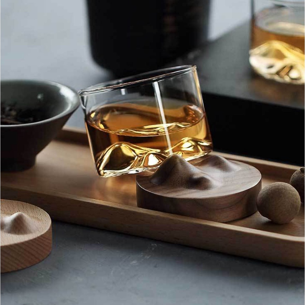 Ly núi cà phê, uống rượu ngoại bằng thủy tinh với đế gỗ thiết kế hình ngọn núi sáng tạo
