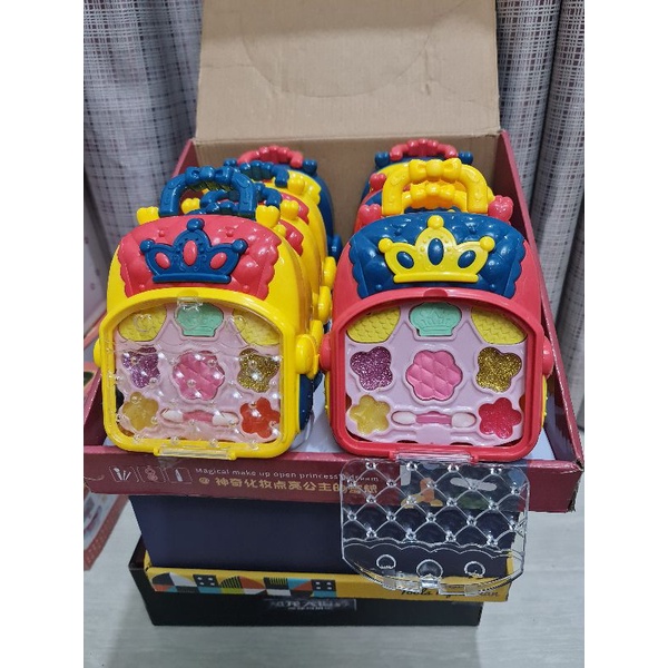 Vali make up (trang điểm) cho bé size 17cm.