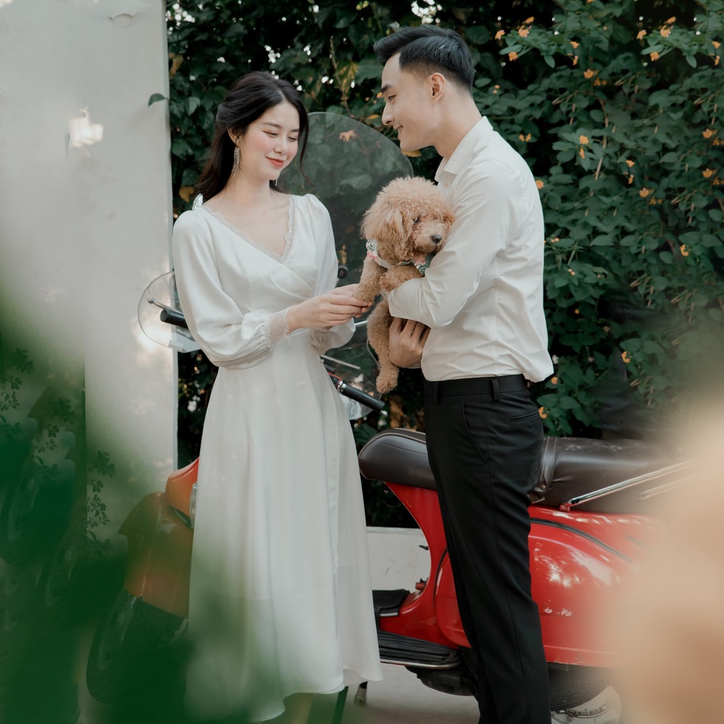 Váy trắng dự tiệc dáng dài cổ V phối ren thiết kế chính hãng GIIAN, đầm cô dâu lụa đính ngọc tinh tế - V2095 | BigBuy360 - bigbuy360.vn