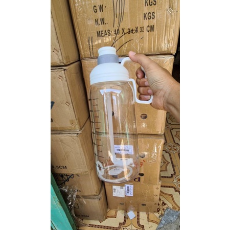 Bình nước 1L8 có tay cầm, có ống hút.