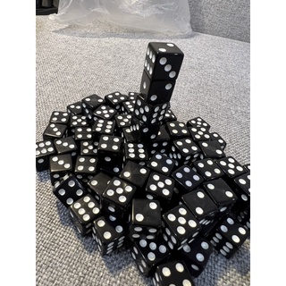 Xúc xắc màu đen cạnh vuông chơi các loại game và dice stacking