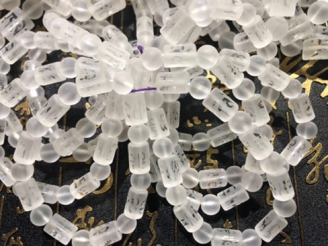 Vòng tay trắng khắc Om Mani cho người mệnh thủy