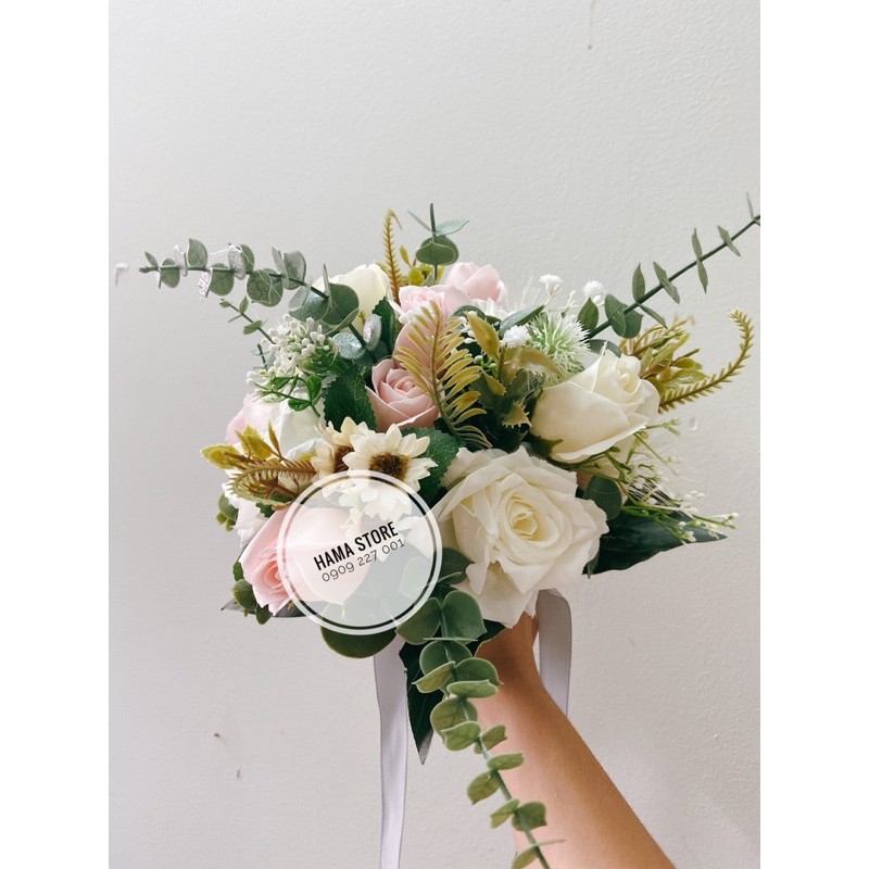 BÓ HOA CƯỚI CẦM TAY CÔ DÂU HOA HỒNG SÁP THƠM VÀ HOA VẢI LỤA CHỤP ẢNH CƯỚI ĐIỂM LÁ XANH