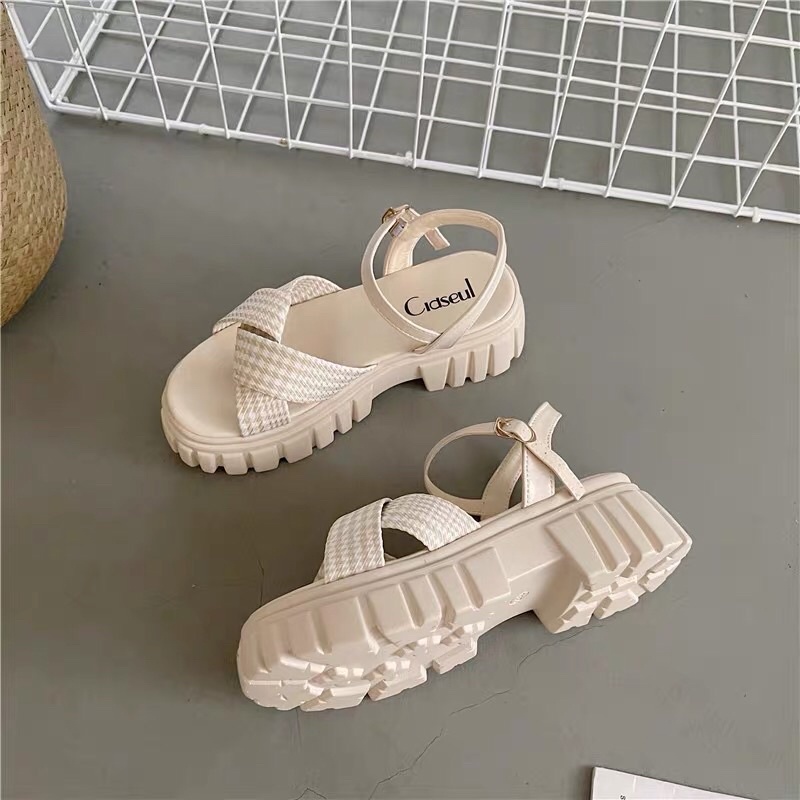 sandal kẻ caro