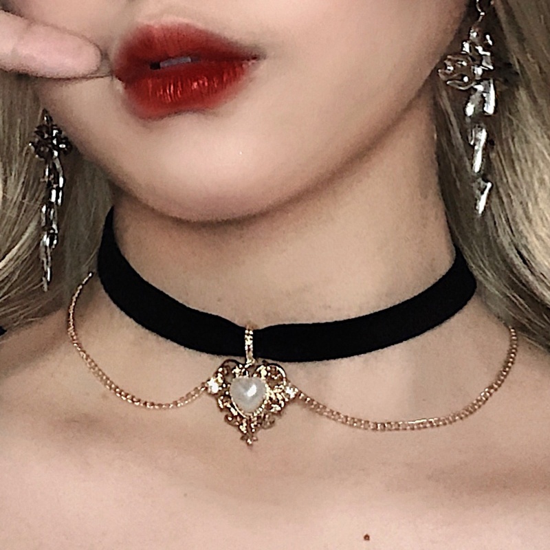 Vòng Cổ Choker Dây Nhung Đen Mặt Trái Tim Thời Trang