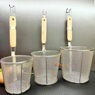 Vợt Trụng Hủ Tiếu, Mì (Loại Tốt)- Sâu Lòng, INOX KHÔNG RỈ- LƯỚI DÀY MỊN, CÁN GỖ CHẮC CHẮN- 3 SIZE